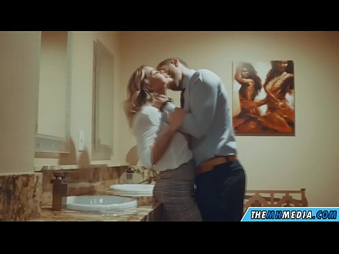 ❤️ Ko'krakli sarg'ish sizni jamoat hojatxonasida yo'ldan ozdirganda ❤️❌ Sifatli pornoda bizda ❤